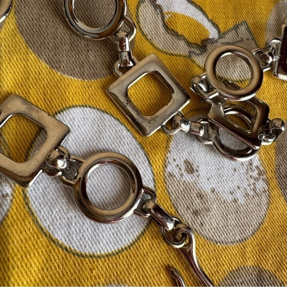 Square and circular chain link belt